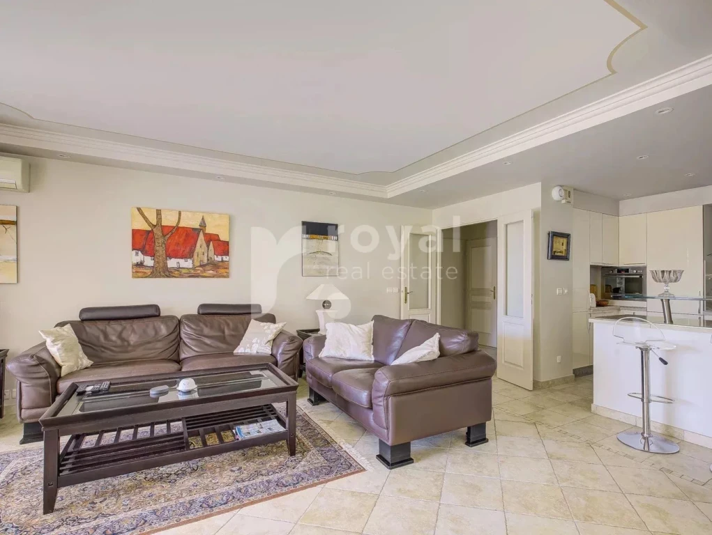 Séjour avec cuisine ouverte dans un appartement au Royal Mougins Golf