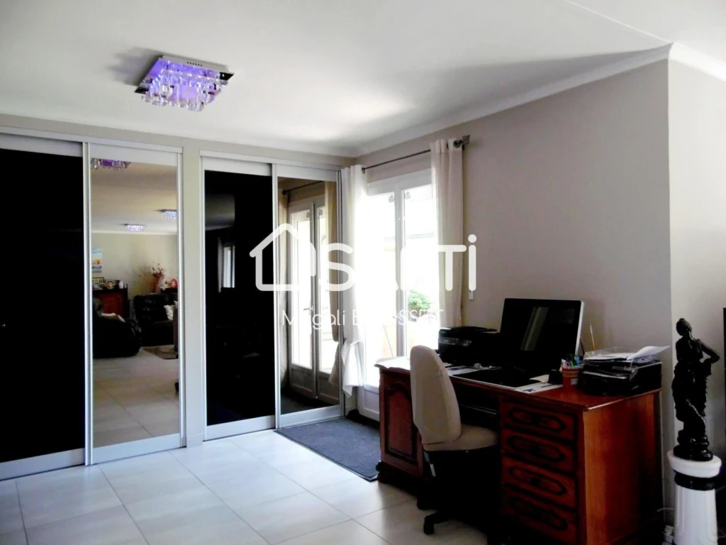Photo 12