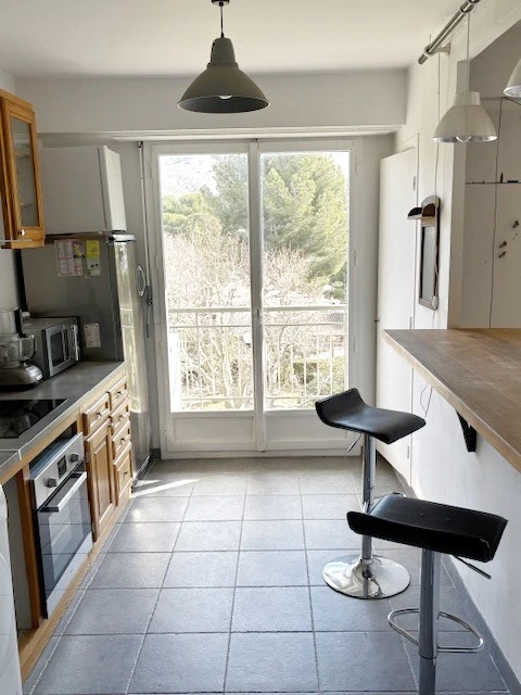 cuisine ouverte sur le salon donnant sur la terrasse