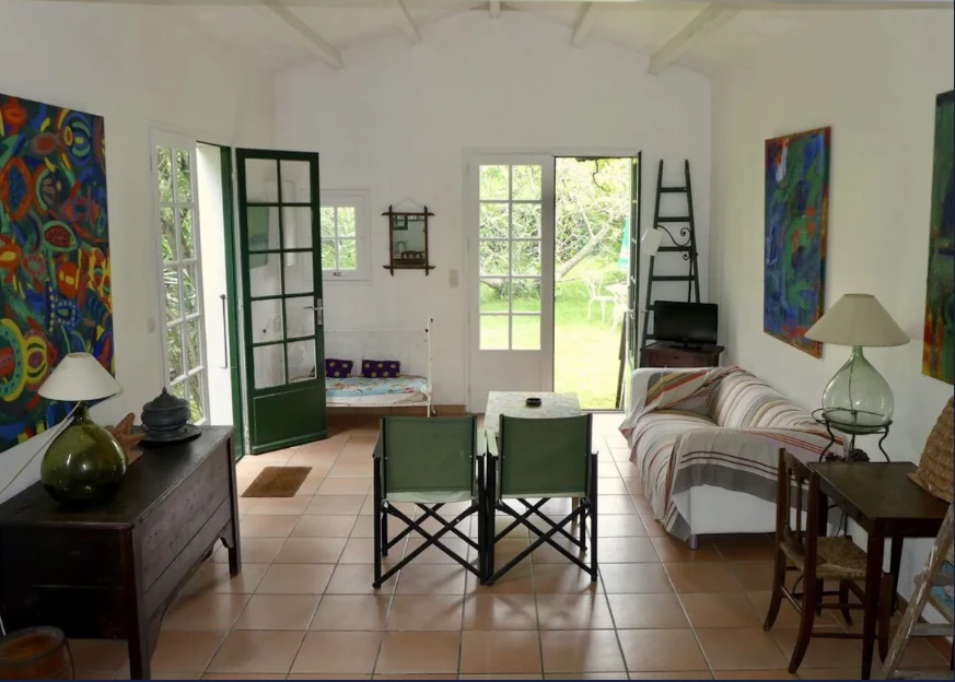 coté salon avec la charpente apparente
