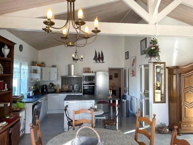 SALON /SALLE à MANGER AVEC CHARPENTE APPARENTE