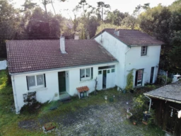 Maison face a la foret