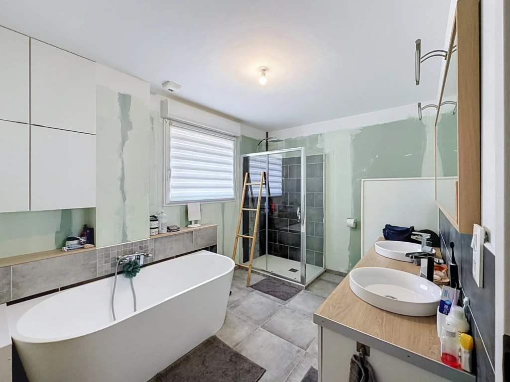 La salle de bains est en cours de finalisation