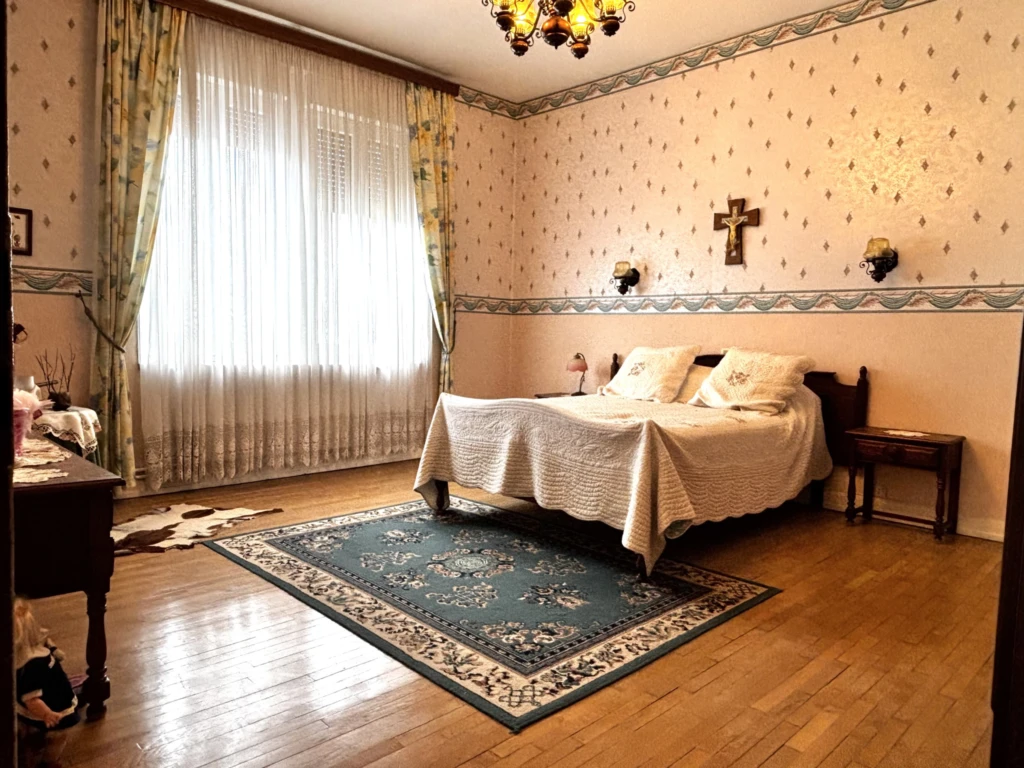 Nilvange, appartement duplex 171m2 - 4 chambres, 2sdb, jardin 449m2 , garage, maison de maitre