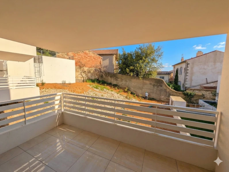 Terrasse idéale pour vos repas d'été quartier mont duplan Nimes
