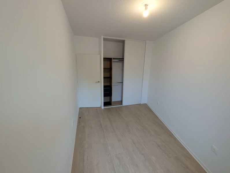 Chambre de m2 avec rangements