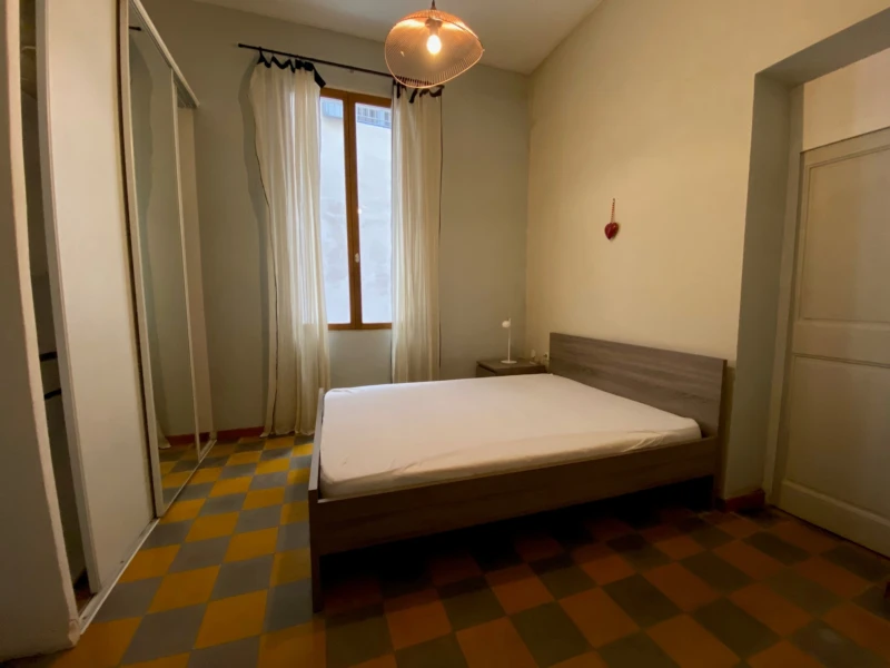 Chambre de m2 avec rangements