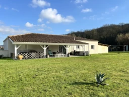Maison T7 avec dépendance en pierre , piscine et terrain clos - 47140 Penne d'Agenais