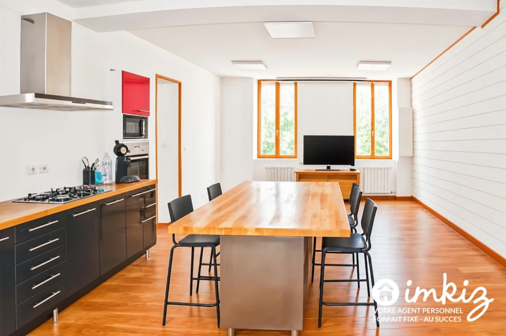 Maison 5 pièces de 140 m² avec cour et préau 1