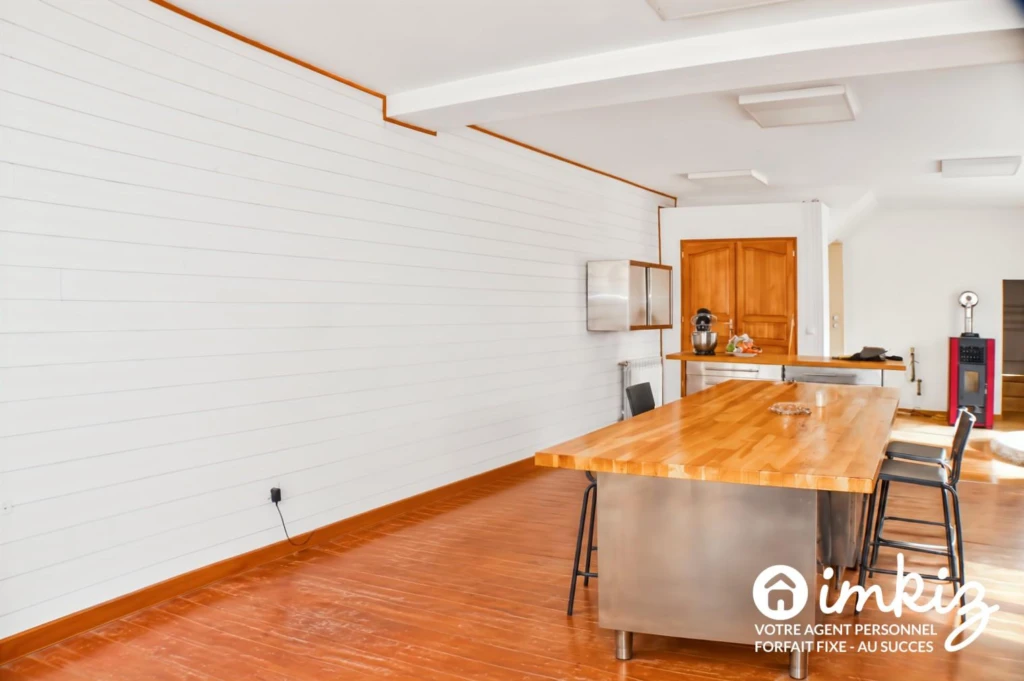 Maison 5 pièces de 140 m² avec cour et préau 2
