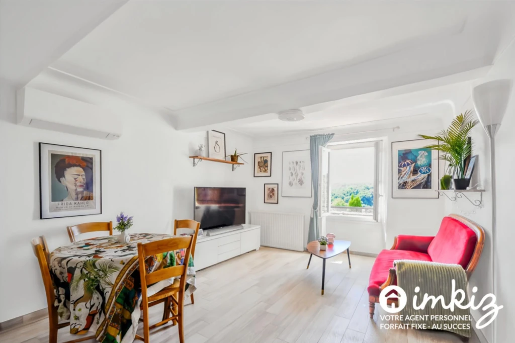 Triplex traversant entièrement rénové 1