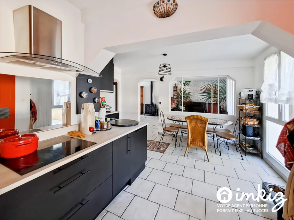 Maison 4 chambres 145 m² avec piscine et garage 8
