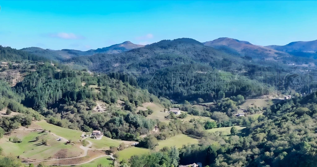 En ARDECHE ET SEUL AU MONDE SUR 13 ha ET RIVIERE PRIVEE 9