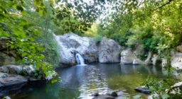 En ARDECHE ET SEUL AU MONDE SUR 13 ha ET RIVIERE PRIVEE 3