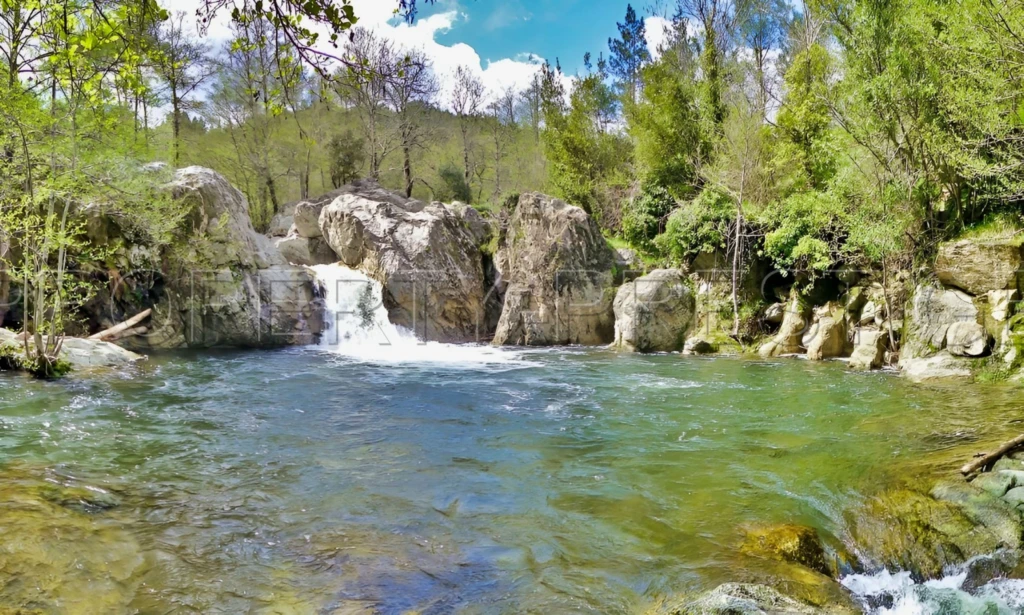 En ARDECHE ET SEUL AU MONDE SUR 13 ha ET RIVIERE PRIVEE 4