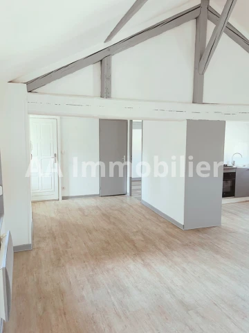 Grande pièce à vivre avec vue sur l'entrée, la salle d'eau et la chambre