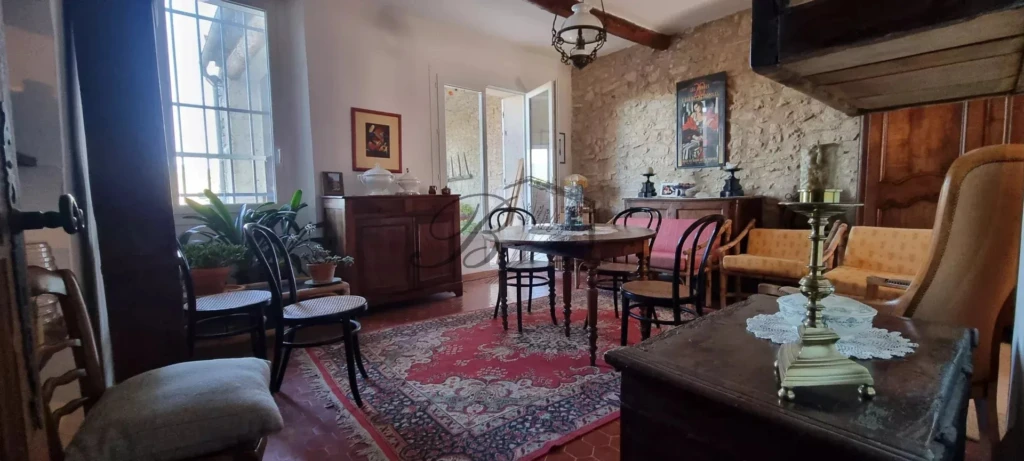 LA BASTIDE DES JOURDANS, terrasse de 25 m2 donnant sur le LUBERON