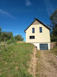 GARAGE ET PLACES DE PARKING DEVANT LA MAISON