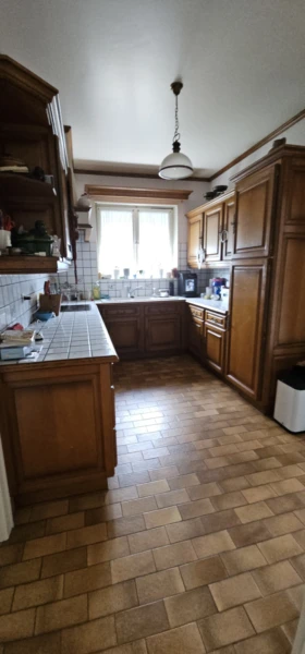 cuisine accès grand cellier et coin repas