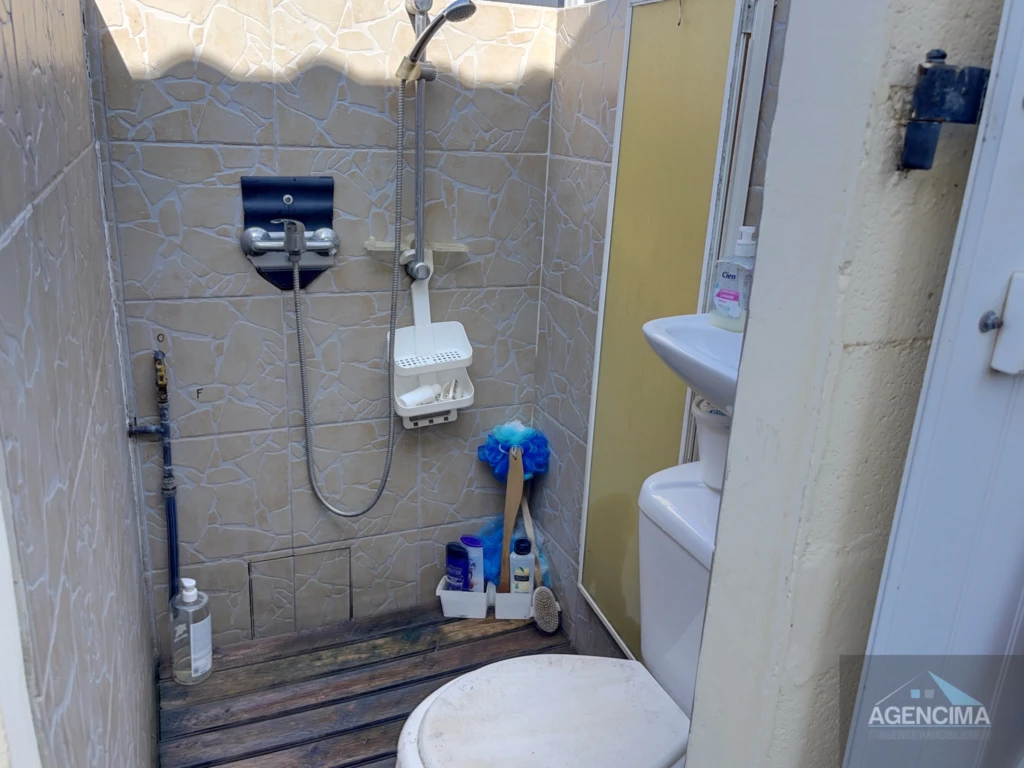 douche extérieure avec wc
