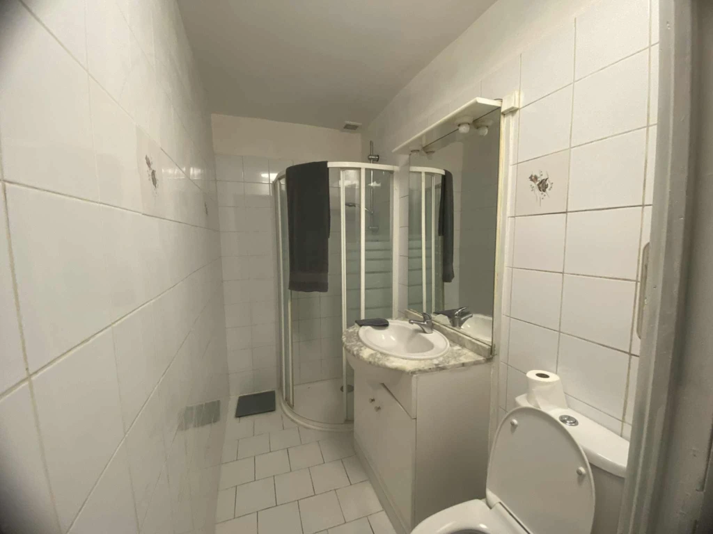 Salle d'eau avec wc. - étage