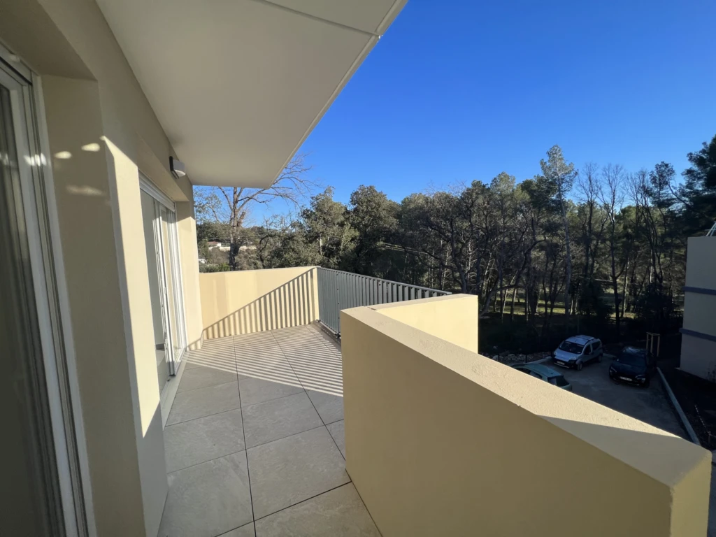 Vue de la l'accès à la terrasse par la porte fenêtre de la chambre.