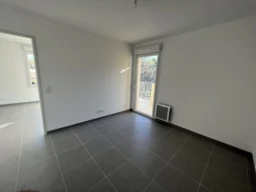 Chambre accessible par le salon et avec accès direct à la terrasse par sa porte fenêtre. Expo Sud