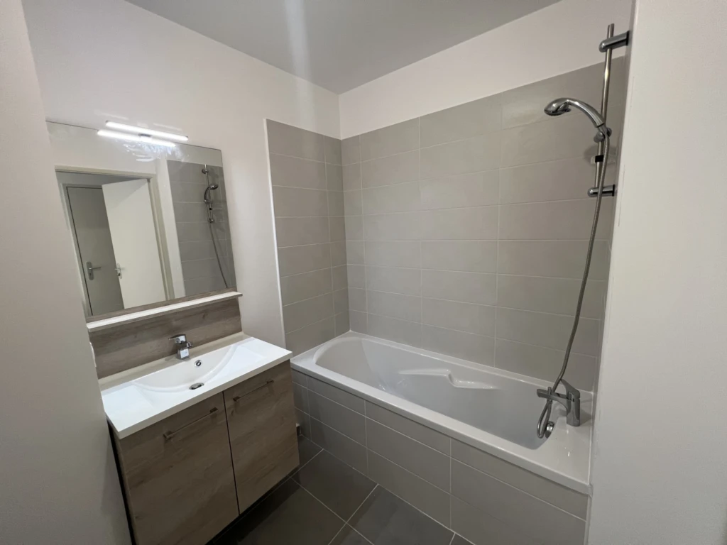 Salle de bains indépendante (le WC est séparé)