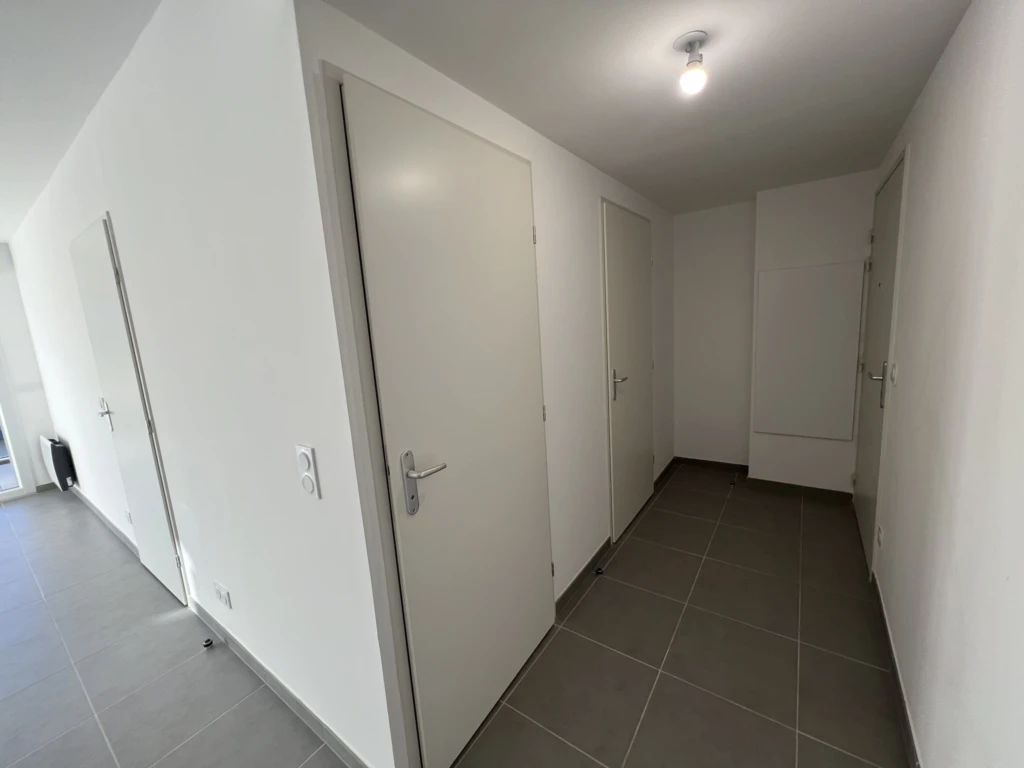Couloir d'entrée donnant accès à la salle de bains et au WC indépendant.