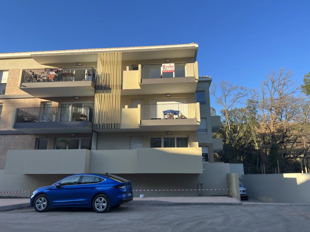 Façade Sud de l'immeuble. Votre futur appartement se trouve en haut à droite au 2éme / dernier étage