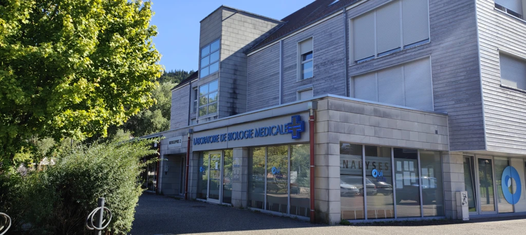 Bureau siuté au premier étage