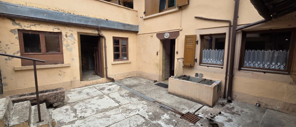 Cour en rez-de-chaussée avec accès atelier