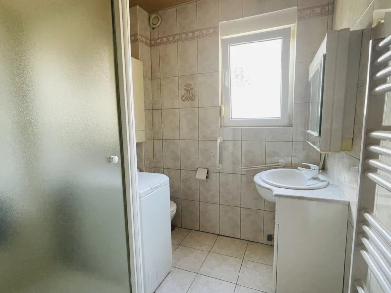Salle d'eau avec toilettes au RDC