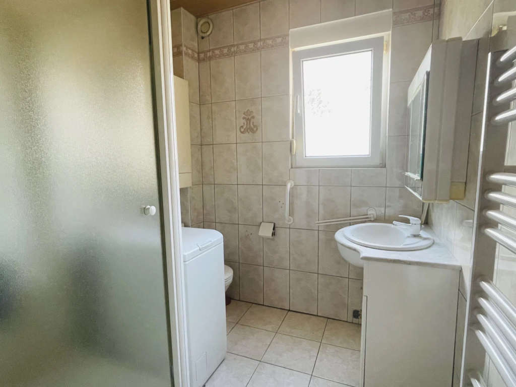 Salle d'eau avec toilettes au RDC