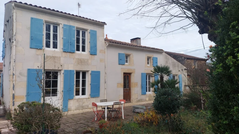 façade en pierre charentaise