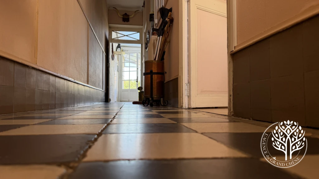 entrée , couloir menant au jardin et distribuant les espaces en rez-de-chaussée