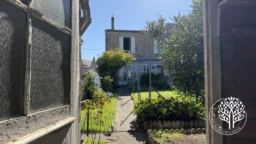 vue de la maison, prise de la dépendance au fond du jardin