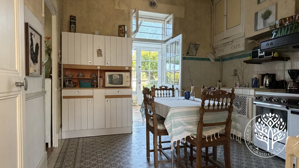 cuisine communicante avec la véranda et le salon