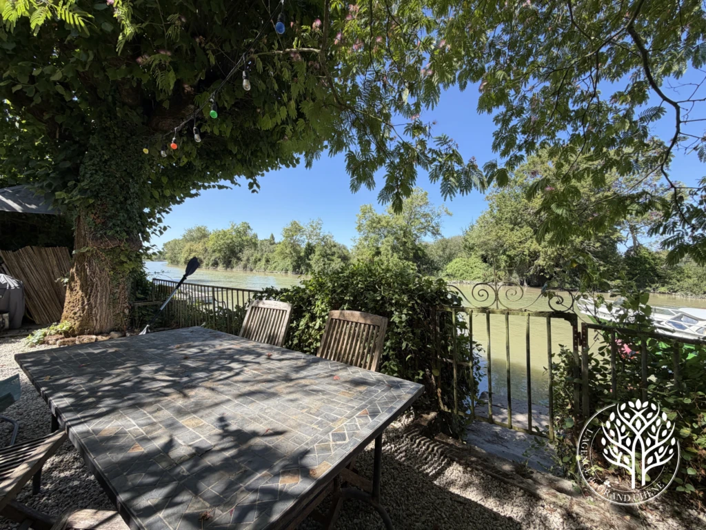 maison de charme vue sur la Charente Saint Savinien
