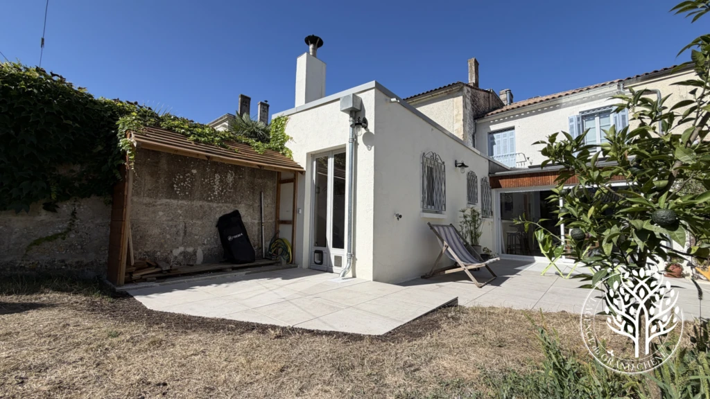 maison de charme au centre de la petite cité de caractère