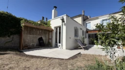maison de charme au centre de la petite cité de caractère