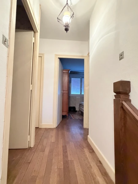 COULOIR desservant les chambres et de la salle de bain