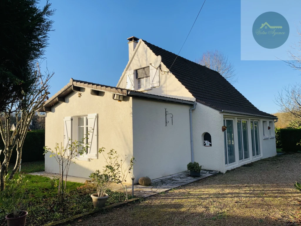 maison traditionnelle avec commerces et écoles