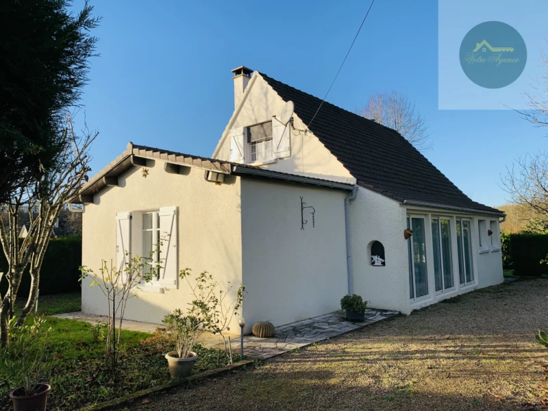 maison traditionnelle avec commerces et écoles