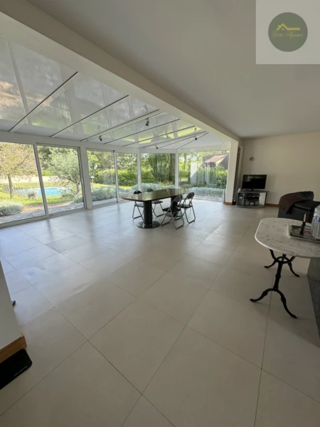 Magnifique pièce à vivre avec vue sur le parc et accès aux terrasses