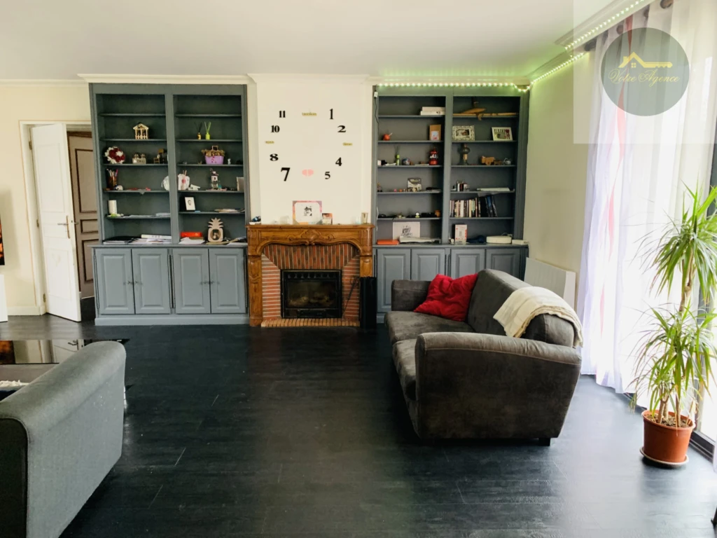 grand séjour salon de 36 m2 avec cheminée insert