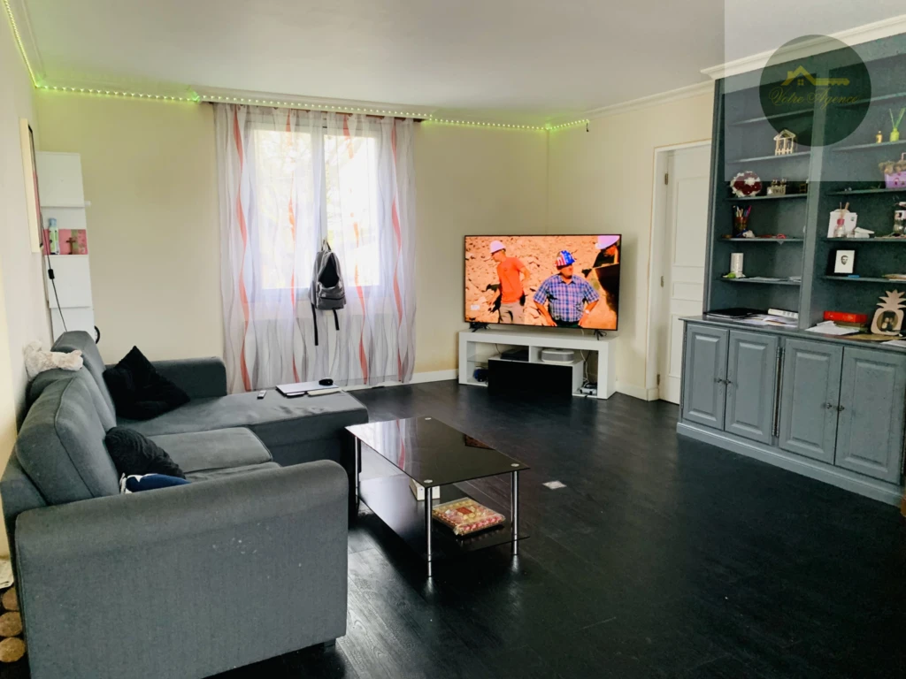 grand séjour salon de 36 m2 avec cheminée insert