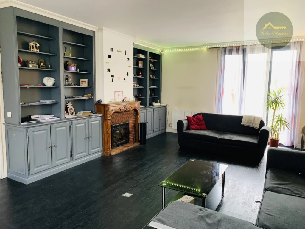 grand séjour salon de 36 m2 avec cheminée insert