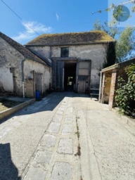 maison avec façade en pierres et briques