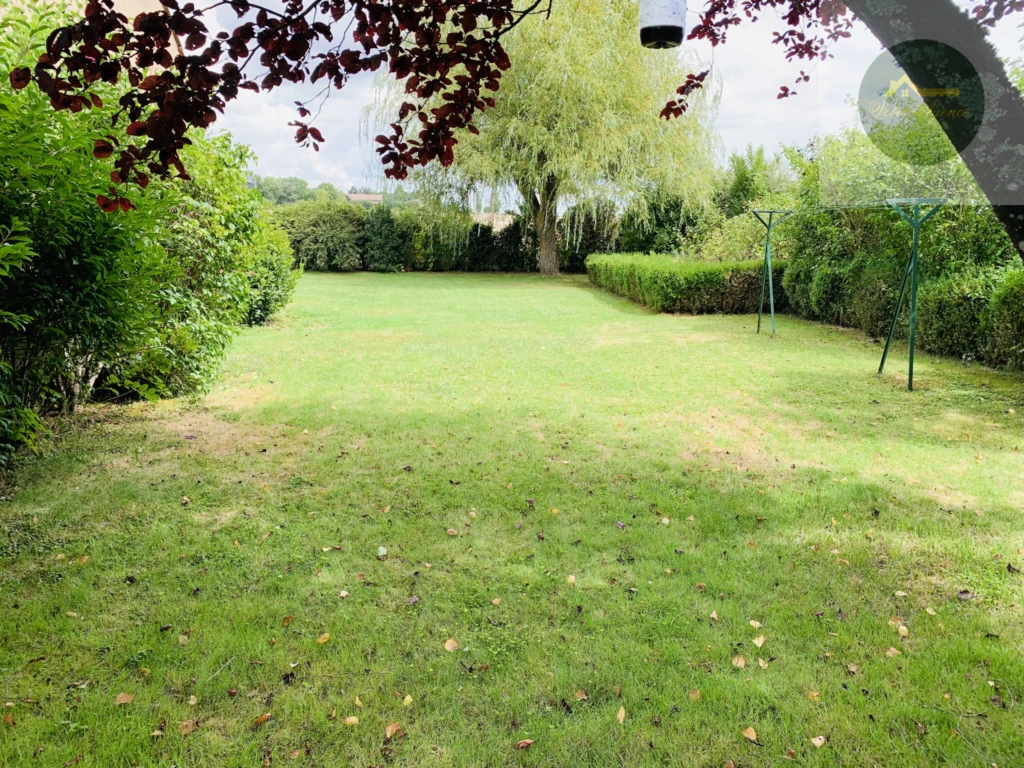 magnifique terrain clos et arboré avec terrasse